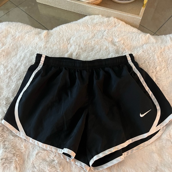 2 girl Nike shorts - Picture 3 of 3